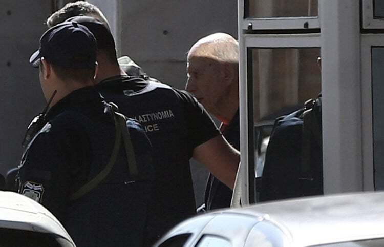 Αστυνομικοί μεταφέρουν στα δικαστήρια της πρώην Σχολής Ευελπίδων τον 89χρονο «πιστολέρο», Τετάρτη 29 Απριλίου 2026 (φωτ.: ΑΠΕ-ΜΠΕ / Γιάννης Κολεσίδης)