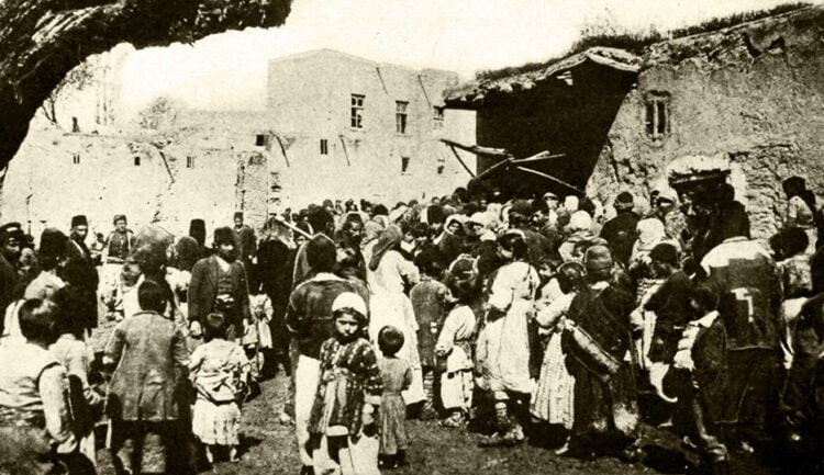 1915. Αρμένιοι πρόσφυγες στην πόλη Βαν (φωτ.: Henry Morgenthau / commons.wikimedia.org)