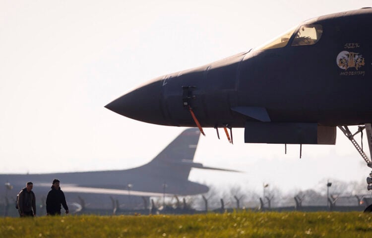 Βομβαρδιστικό B-1 Lancer της Πολεμικής Αεροπορίας των ΗΠΑ στη βάση RAF Fairford του Γκλόστερσαϊρ, στη Βρετανία, 8 Απριλίου 2026 (φωτ.: EPA / Tolga Akmen)