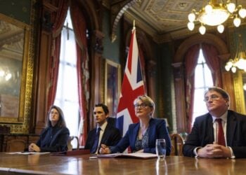 Η Βρετανίδα υπουργός Εξωτερικών Ιβέτ Κούπερ (2η από δεξιά) προβαίνει στις εναρκτήριες δηλώσεις της, πριν από την τηλεδιάσκεψη με τους υπουργούς Εξωτερικών των χωρών που συνυπογράφουν για την ασφάλεια των Στενών του Ορμούζ, στο Λονδίνο (φωτ.: EPA/TOLGA AKMEN / POOL)