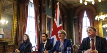 Η Βρετανίδα υπουργός Εξωτερικών Ιβέτ Κούπερ (2η από δεξιά) προβαίνει στις εναρκτήριες δηλώσεις της, πριν από την τηλεδιάσκεψη με τους υπουργούς Εξωτερικών των χωρών που συνυπογράφουν για την ασφάλεια των Στενών του Ορμούζ, στο Λονδίνο (φωτ.: EPA/TOLGA AKMEN / POOL)