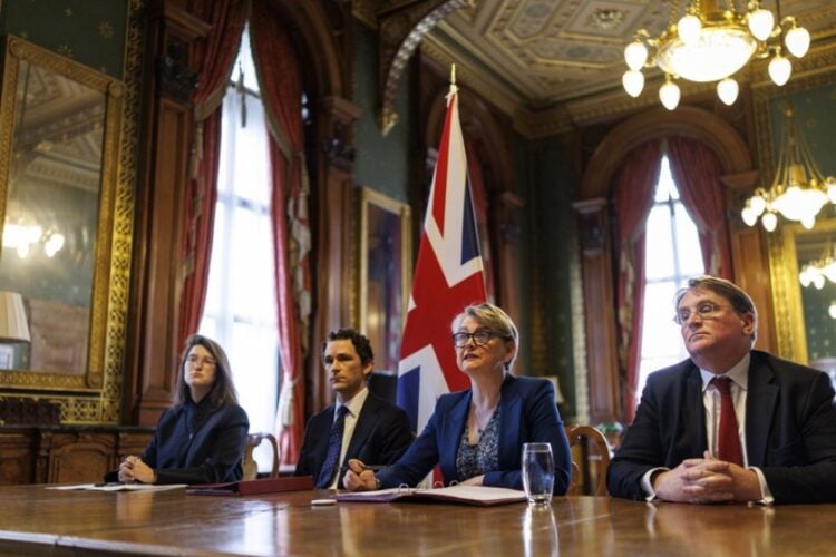 Η Βρετανίδα υπουργός Εξωτερικών Ιβέτ Κούπερ (2η από δεξιά) προβαίνει στις εναρκτήριες δηλώσεις της, πριν από την τηλεδιάσκεψη με τους υπουργούς Εξωτερικών των χωρών που συνυπογράφουν για την ασφάλεια των Στενών του Ορμούζ, στο Λονδίνο (φωτ.: EPA/TOLGA AKMEN / POOL)