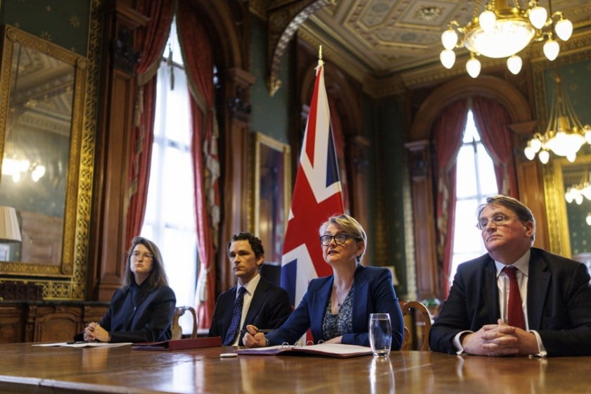 Η Βρετανίδα υπουργός Εξωτερικών Ιβέτ Κούπερ (2η από δεξιά) προβαίνει στις εναρκτήριες δηλώσεις της, πριν από την τηλεδιάσκεψη με τους υπουργούς Εξωτερικών των χωρών που συνυπογράφουν για την ασφάλεια των Στενών του Ορμούζ, στο Λονδίνο (φωτ.: EPA/TOLGA AKMEN / POOL)