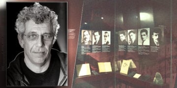 Ο Έρικ Μπόγκοσιαν φωτογραφημένος από τη Μονίκ Καρμπόνι. Στο φόντο εκθέματα στο Μουσείο Γενοκτονίας του Γερεβάν σχετικά με την «Επιχείρηση Νέμεσις» (εικ.: Γεωργία Βορύλλα)