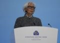 Η πρόεδρος της Ευρωπαϊκής Κεντρικής Τράπεζας (ΕΚΤ) Κριστίν Λαγκάρντ, μιλά σε συνέντευξη Τύπου μετά τη συνεδρίαση του Διοικητικού Συμβουλίου της ΕΚΤ στη Φρανκφούρτη, τον περασμένο μήνα (φωτ.:  EPA/CHRISTOPHER NEUNDORF)