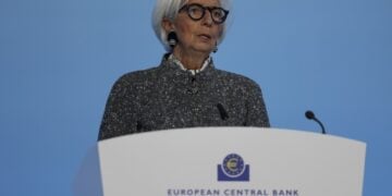 Η πρόεδρος της Ευρωπαϊκής Κεντρικής Τράπεζας (ΕΚΤ) Κριστίν Λαγκάρντ, μιλά σε συνέντευξη Τύπου μετά τη συνεδρίαση του Διοικητικού Συμβουλίου της ΕΚΤ στη Φρανκφούρτη, τον περασμένο μήνα (φωτ.:  EPA/CHRISTOPHER NEUNDORF)