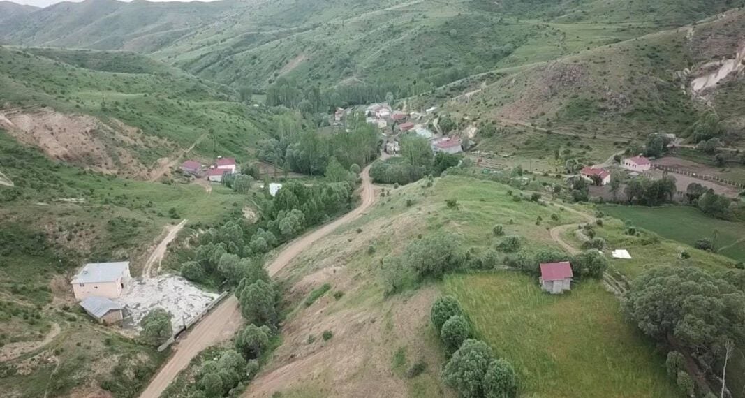 Άποψη του χωριού Δερέταμ σήμερα, στον νομό Σεβάστειας (φωτ.: facebook.com/Ihsan.Tursunn)