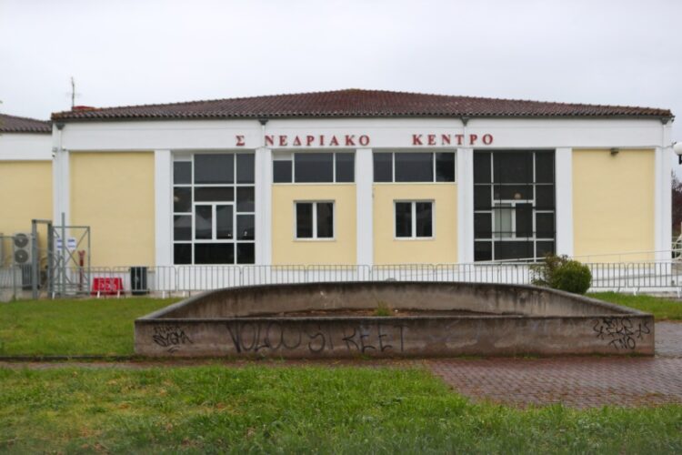 Το Συνεδριακό Κέντρο του Πανεπιστημίου Θεσσαλίας στη Λάρισα όπου διεξάγεται η δίκη για τα Τέμπη (φωτ.: Σωτήρης Δημητρόπουλος/EUROKINISSI)