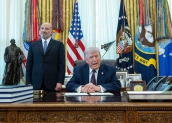 Ο Αμερικανός πρόεδρος Ντόναλντ Τραμπ στο Οβάλ Γραφείο του Λευκού Οίκου (φωτ.: EPA/ AARON SCHWARTZ / POOL)