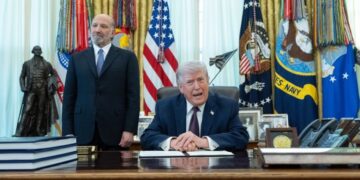 Ο Αμερικανός πρόεδρος Ντόναλντ Τραμπ στο Οβάλ Γραφείο του Λευκού Οίκου (φωτ.: EPA/ AARON SCHWARTZ / POOL)