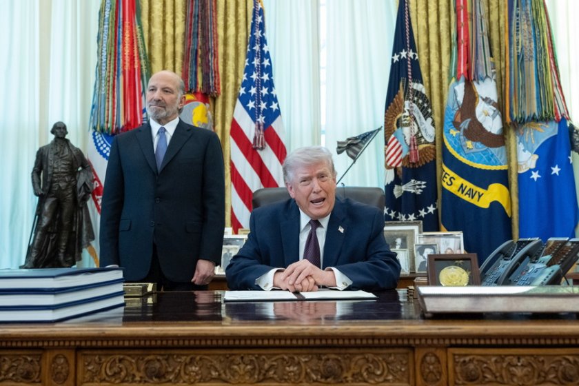 Ο Αμερικανός πρόεδρος Ντόναλντ Τραμπ στο Οβάλ Γραφείο του Λευκού Οίκου (φωτ.: EPA/ AARON SCHWARTZ / POOL)