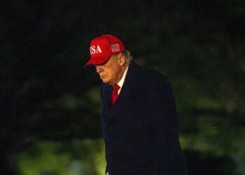 Ο Ντόναλντ Τρμπ επιστρέφει από το Μαϊάμι στον Λευκό Οίκο (φωτ.: EPA/ BONNIE CASH / POOL)