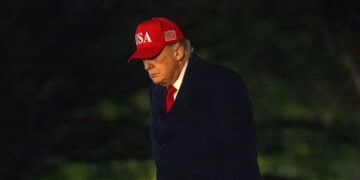 Ο Ντόναλντ Τρμπ επιστρέφει από το Μαϊάμι στον Λευκό Οίκο (φωτ.: EPA/ BONNIE CASH / POOL)