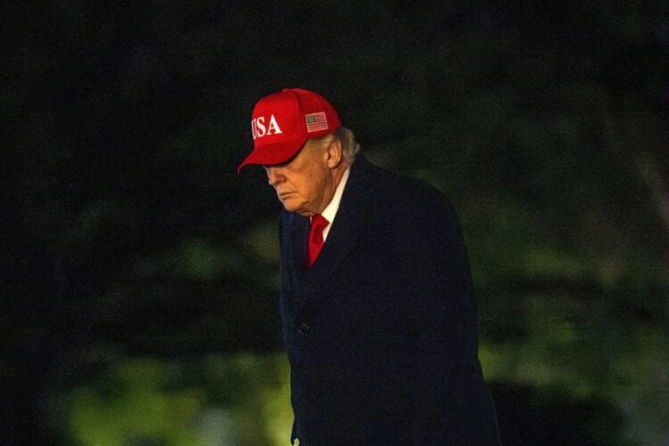 Ο Ντόναλντ Τρμπ επιστρέφει από το Μαϊάμι στον Λευκό Οίκο (φωτ.: EPA/ BONNIE CASH / POOL)