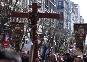 Λιτανεία Επιταφίου στον ιερό ναό του Αγίου Μηνά στη Θεσσαλονίκη, σήμερα  Μεγάλη Παρασκευή (φωτ.: EUROKINISSI)