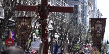 Λιτανεία Επιταφίου στον ιερό ναό του Αγίου Μηνά στη Θεσσαλονίκη, σήμερα  Μεγάλη Παρασκευή (φωτ.: EUROKINISSI)