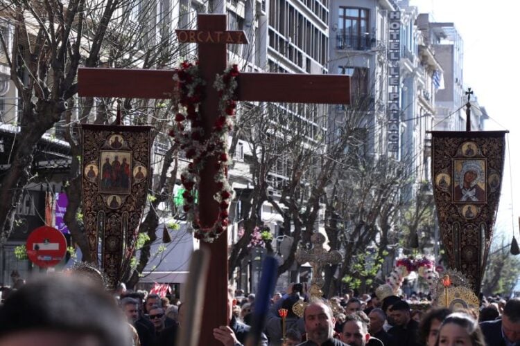 Λιτανεία Επιταφίου στον ιερό ναό του Αγίου Μηνά στη Θεσσαλονίκη, σήμερα  Μεγάλη Παρασκευή (φωτ.: EUROKINISSI)