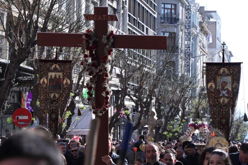 Λιτανεία Επιταφίου στον ιερό ναό του Αγίου Μηνά στη Θεσσαλονίκη, σήμερα  Μεγάλη Παρασκευή (φωτ.: EUROKINISSI)