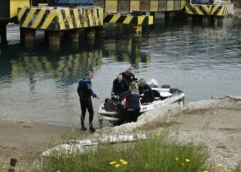 Διασώστες ανασύρουν σορό νεαρής γυναίκας που εντοπίστηκε να επιπλέει στα νερά της Διώρυγας της Κορίνθου (φωτ.: ΑΠΕ-ΜΠΕ/ Βασίλης Ψωμάς)