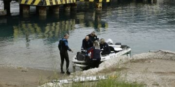 Διασώστες ανασύρουν σορό νεαρής γυναίκας που εντοπίστηκε να επιπλέει στα νερά της Διώρυγας της Κορίνθου (φωτ.: ΑΠΕ-ΜΠΕ/ Βασίλης Ψωμάς)