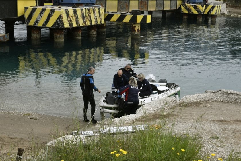 Διασώστες ανασύρουν σορό νεαρής γυναίκας που εντοπίστηκε να επιπλέει στα νερά της Διώρυγας της Κορίνθου (φωτ.: ΑΠΕ-ΜΠΕ/ Βασίλης Ψωμάς)