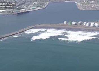 Μεγάλα κύματα έχουν αρχίσει να χτυπάνε τις ακτές της Ιαπωνίας (πηγή: youtube.com/watch?v=b93A_cg96nU)