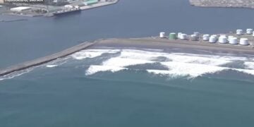 Μεγάλα κύματα έχουν αρχίσει να χτυπάνε τις ακτές της Ιαπωνίας (πηγή: youtube.com/watch?v=b93A_cg96nU)