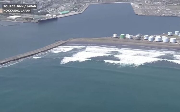 Μεγάλα κύματα έχουν αρχίσει να χτυπάνε τις ακτές της Ιαπωνίας (πηγή: youtube.com/watch?v=b93A_cg96nU)