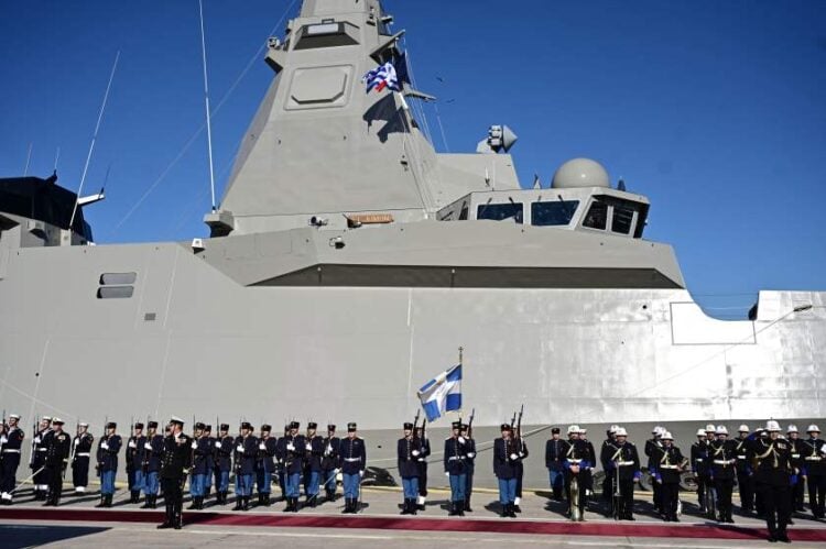 Εικόνα από την επίσκεψη του πρωθυπουργού Κυριάκου Μητσοτάκη και του Προέδρου της Γαλλίας Εμανουέλ Μακρόν στην φρεγάτα «ΚΙΜΩΝ»  (φωτ.: Μιχάλης Καραγιάννης/ EUROKINISSI)