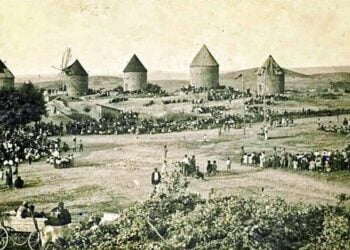 Ο «Λόφος των Μύλων» στο Κιουτσούκ-κιοϊ, όπως λέγεται σήμερα το Γενιτσαροχώρι (πηγή: Ali Gür/tr.pinterest.com /pin/540291286553610423/)