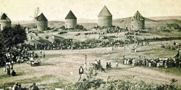 Ο «Λόφος των Μύλων» στο Κιουτσούκ-κιοϊ, όπως λέγεται σήμερα το Γενιτσαροχώρι (πηγή: Ali Gür/tr.pinterest.com /pin/540291286553610423/)