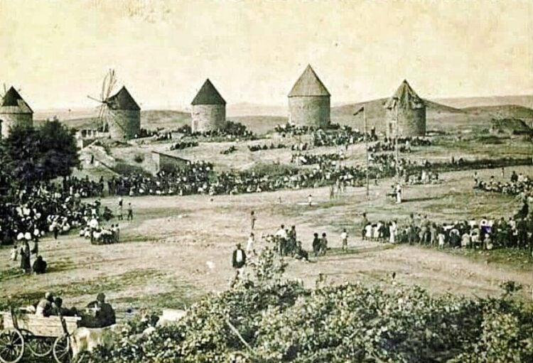 Ο «Λόφος των Μύλων» στο Κιουτσούκ-κιοϊ, όπως λέγεται σήμερα το Γενιτσαροχώρι (πηγή: Ali Gür/tr.pinterest.com /pin/540291286553610423/)