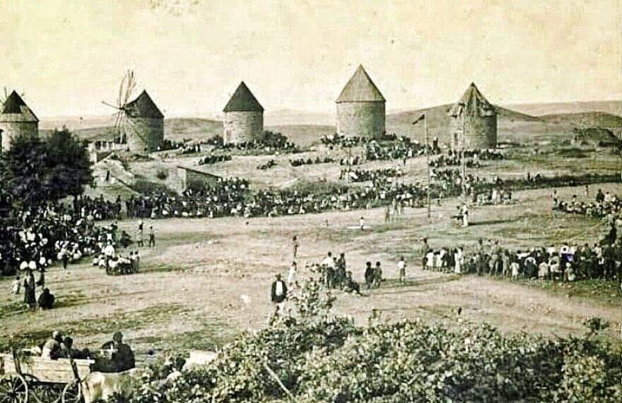 Ο «Λόφος των Μύλων» στο Κιουτσούκ-κιοϊ, όπως λέγεται σήμερα το Γενιτσαροχώρι (πηγή: Ali Gür/tr.pinterest.com /pin/540291286553610423/)