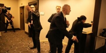 Προσωπικό ασφαλείας σε κατάσταση συναγερμού μετά από πυροβολισμούς που ακούστηκαν στο δείπνο της Ένωσης Ανταποκριτών του Λευκού Οίκου, όπου παρίσταντο ο πρόεδρος των ΗΠΑ Ντόναλντ Τραμπ και η Πρώτη Κυρία Μελάνια Τραμπ (φωτ.: EPA/Yuri Gripas / POOL)