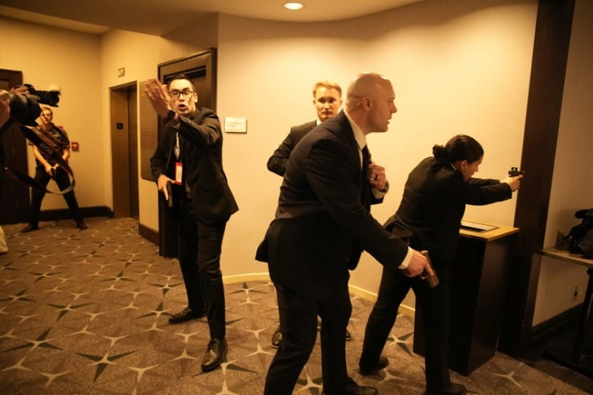 Προσωπικό ασφαλείας σε κατάσταση συναγερμού μετά από πυροβολισμούς που ακούστηκαν στο δείπνο της Ένωσης Ανταποκριτών του Λευκού Οίκου, όπου παρίσταντο ο πρόεδρος των ΗΠΑ Ντόναλντ Τραμπ και η Πρώτη Κυρία Μελάνια Τραμπ (φωτ.: EPA/Yuri Gripas / POOL)