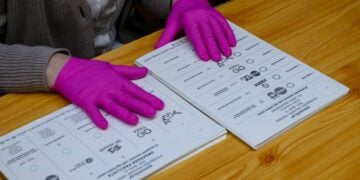 Ψηφοδέλτια σε εκλογικό τμήμα του Σεκεσφέχερβαρ, κατά τη διάρκεια των βουλευτικών εκλογών στην Ουγγαρία (φωτ.: EPA/Tamas Vasvari HUNGARY OUT)