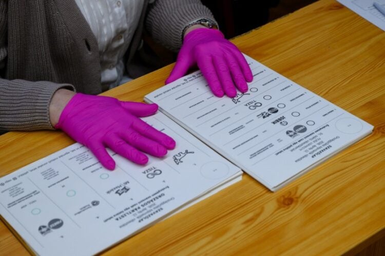 Ψηφοδέλτια σε εκλογικό τμήμα του Σεκεσφέχερβαρ, κατά τη διάρκεια των βουλευτικών εκλογών στην Ουγγαρία (φωτ.: EPA/Tamas Vasvari HUNGARY OUT)