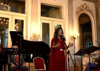 Η Μπέττυ Χαρλαύτη στην Αίθουσα Τελετών του Αυστριακού Προξενείου, 25 Απριλίου 2025 (φωτ.: Ελληνική Κοινότητα Νεοχωρίου)