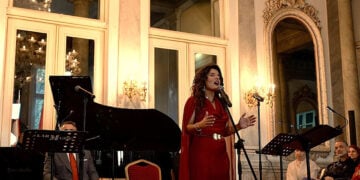 Η Μπέττυ Χαρλαύτη στην Αίθουσα Τελετών του Αυστριακού Προξενείου, 25 Απριλίου 2025 (φωτ.: Ελληνική Κοινότητα Νεοχωρίου)