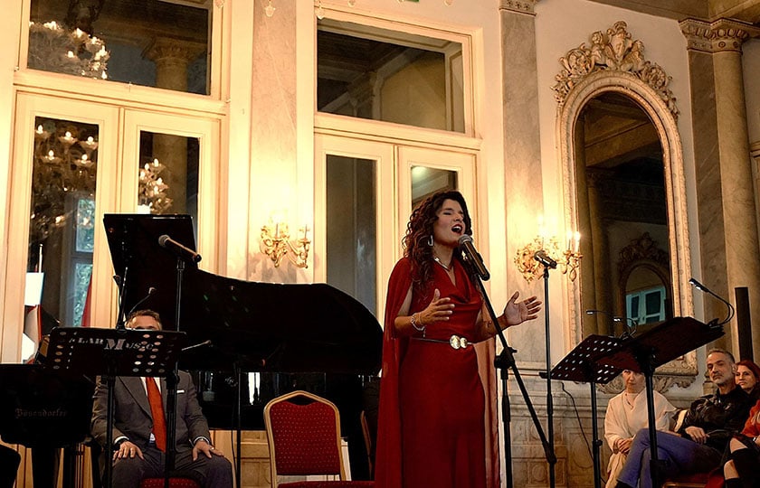 Η Μπέττυ Χαρλαύτη στην Αίθουσα Τελετών του Αυστριακού Προξενείου, 25 Απριλίου 2025 (φωτ.: Ελληνική Κοινότητα Νεοχωρίου)