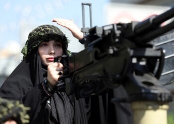 Ιρανή σε στρατιωτικό όχημα κατά τη διάρκεια διαδήλωσης κατά των ΗΠΑ και του Ισραήλ με την ονομασία «Θυσιασμένα Κορίτσια», την Παρασκευή 17 Απριλίου, στην Τεχεράνη (φωτ.: 
EPA/ Abedin Taherkenareh)