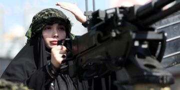 Ιρανή σε στρατιωτικό όχημα κατά τη διάρκεια διαδήλωσης κατά των ΗΠΑ και του Ισραήλ με την ονομασία «Θυσιασμένα Κορίτσια», την Παρασκευή 17 Απριλίου, στην Τεχεράνη (φωτ.: 
EPA/ Abedin Taherkenareh)