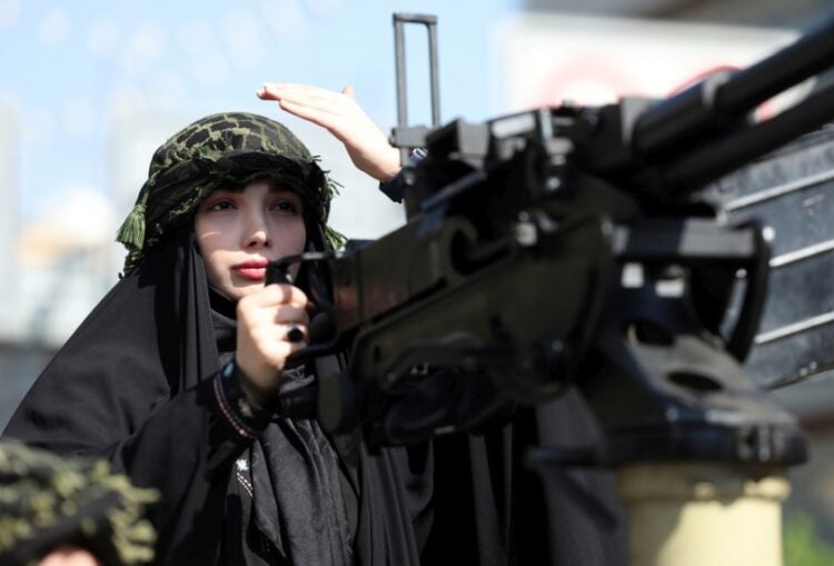 Ιρανή σε στρατιωτικό όχημα κατά τη διάρκεια διαδήλωσης κατά των ΗΠΑ και του Ισραήλ με την ονομασία «Θυσιασμένα Κορίτσια», την Παρασκευή 17 Απριλίου, στην Τεχεράνη (φωτ.: 
EPA/ Abedin Taherkenareh)