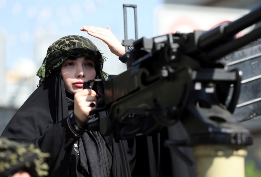 Ιρανή σε στρατιωτικό όχημα κατά τη διάρκεια διαδήλωσης κατά των ΗΠΑ και του Ισραήλ με την ονομασία «Θυσιασμένα Κορίτσια», την Παρασκευή 17 Απριλίου, στην Τεχεράνη (φωτ.: 
EPA/ Abedin Taherkenareh)