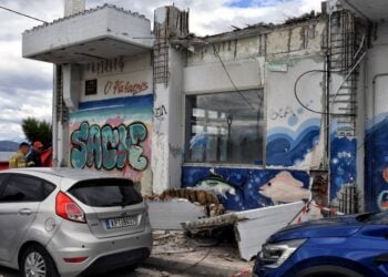 Το μπαλκόνι που κατέρρευσε στην Κόρινθο (φωτ.: Βασίλης Ψωμάς/ EUROKINISSI)