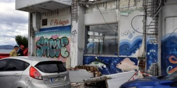 Το μπαλκόνι που κατέρρευσε στην Κόρινθο (φωτ.: Βασίλης Ψωμάς/ EUROKINISSI)