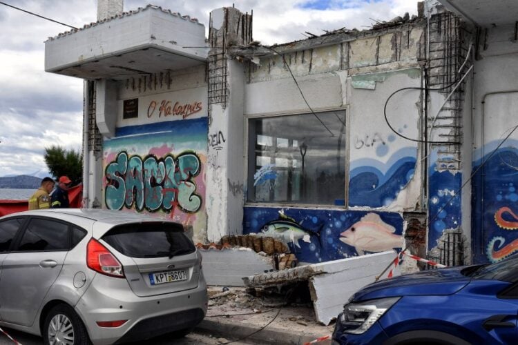 Το μπαλκόνι που κατέρρευσε στην Κόρινθο (φωτ.: Βασίλης Ψωμάς/ EUROKINISSI)