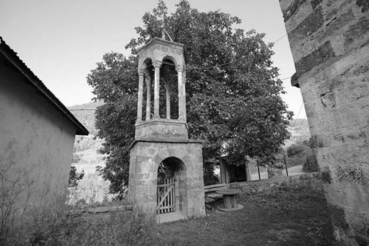 Καμπαναριό ελληνικού ορθόδοξου ναού στην Κορόνιξα Μεσοχαλδίου που πλέον ονόμαζεται Αρπαλί (πηγή: karadeniz.gov.tr)