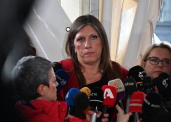 Η δικηγόρος  συγγενών των θυμάτων των Τεμπών Ζωή Κωνσταντοπούλου έξω από το Συνεδριακό Κέντρο του Πανεπιστημίου Θεσσαλίας του συγκροτήματος «ΓΑΙΟΠΟΛΙΣ» (φωτ.: ΑΠΕ-ΜΠΕ/Νίκος  Χατζηπολίτης)