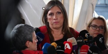 Η δικηγόρος  συγγενών των θυμάτων των Τεμπών Ζωή Κωνσταντοπούλου έξω από το Συνεδριακό Κέντρο του Πανεπιστημίου Θεσσαλίας του συγκροτήματος «ΓΑΙΟΠΟΛΙΣ» (φωτ.: ΑΠΕ-ΜΠΕ/Νίκος  Χατζηπολίτης)